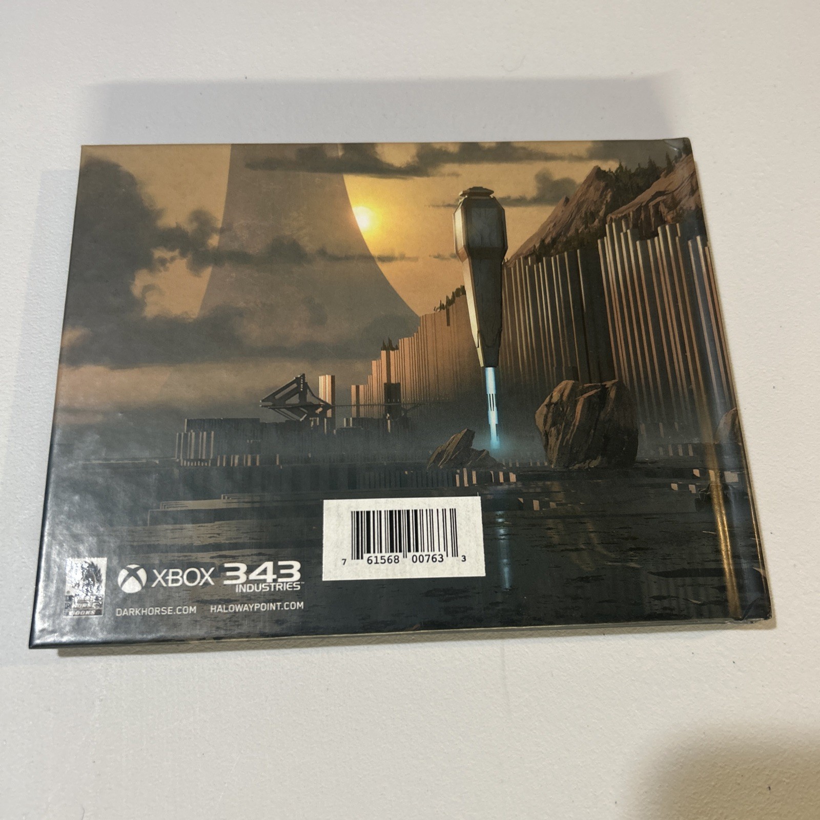 The Art of Halo Infinite Dark Horse Book, Hard Cover MINTBased on Xbox game