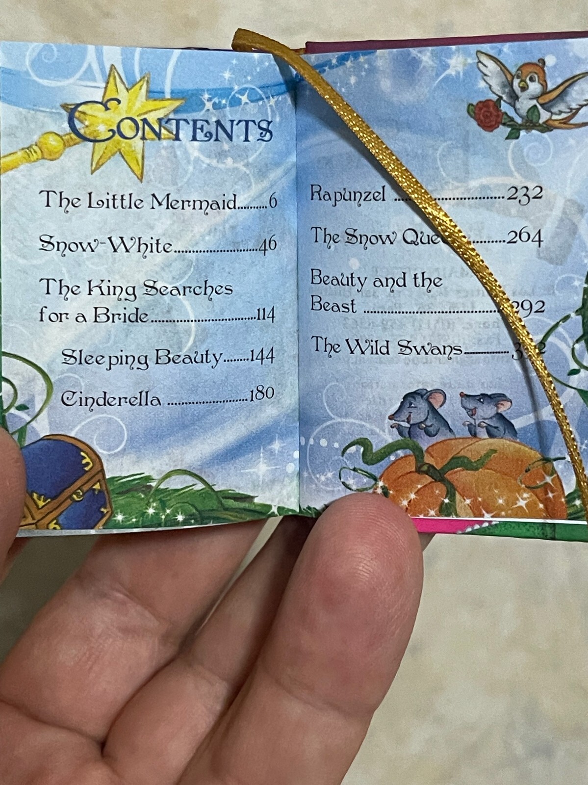 Princesses miniature book readable 440 pages hardcover full color w/golden stand