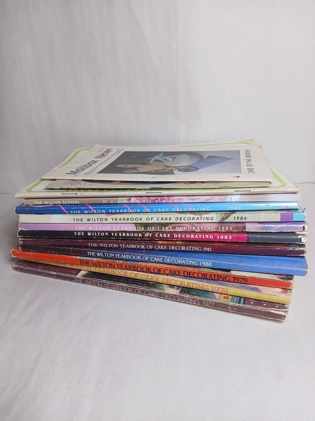 1977-1985 Wilton Cake Decorating Yearbooks Magazines Lot Of 9+ Extras