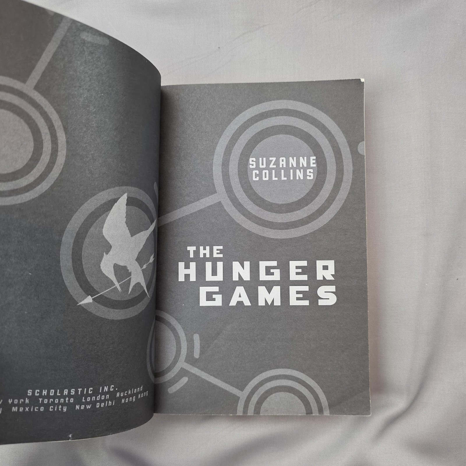 Mockingjay & Hunger Games Suzanne Collins Scholastic PB 2 Book Lot YA Black Blue