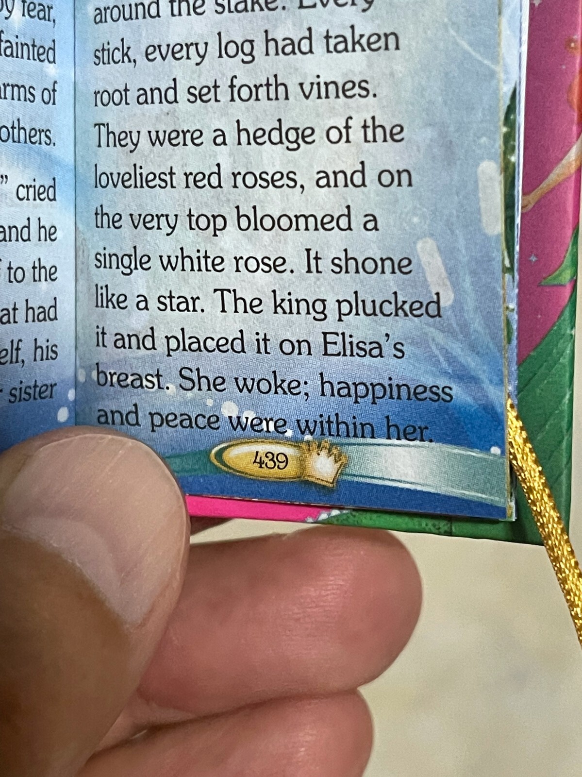 Princesses miniature book readable 440 pages hardcover full color w/golden stand