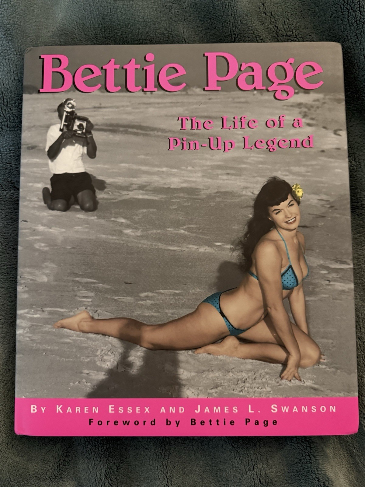BETTIE PAGE. THE LIFE OF A PIN-UP LEGEND – 2ND. PRINTING SIGNED BY BETTIE PAGE