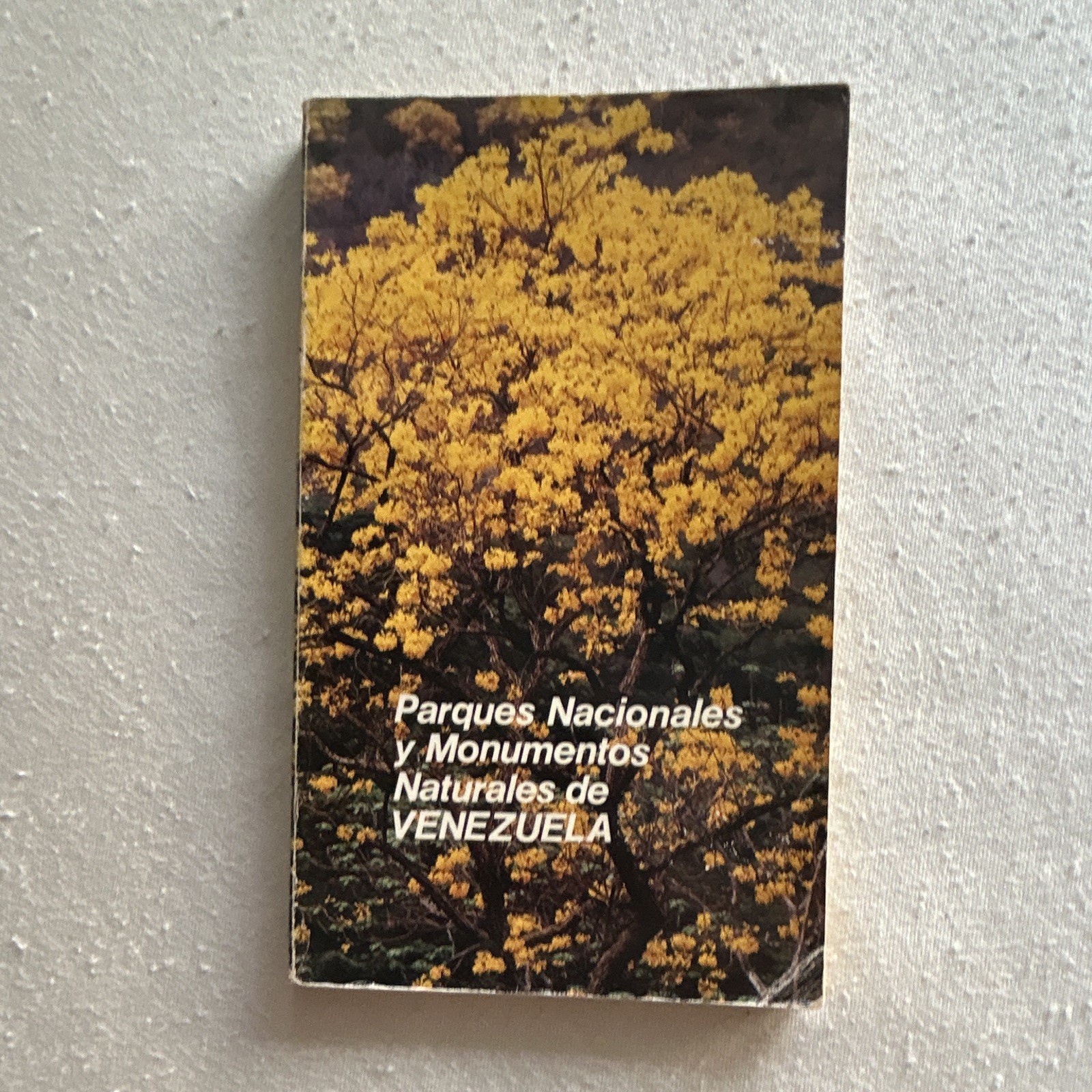 Parques Nacionales y Monumentos Naturales de Venezuela by Marcelo Gonzalez PB