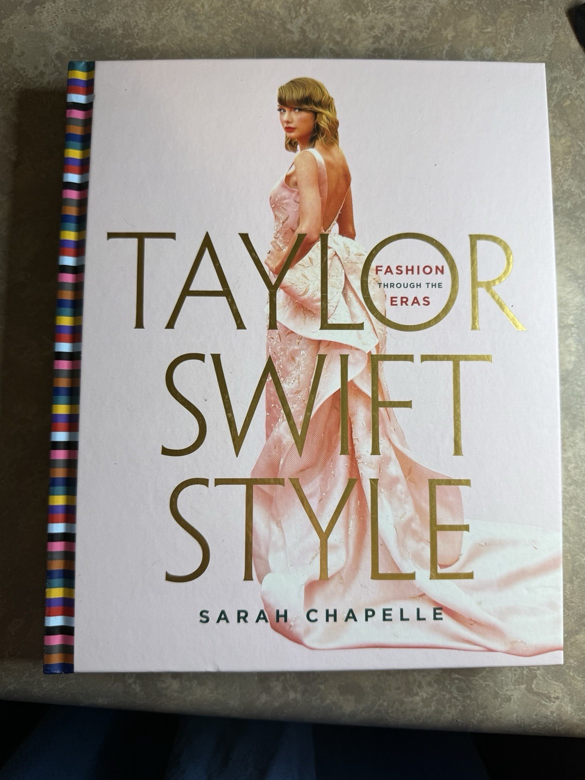 Taylor Swift Style : Fashion Through the Eras by Sarah Chapelle (2024,…