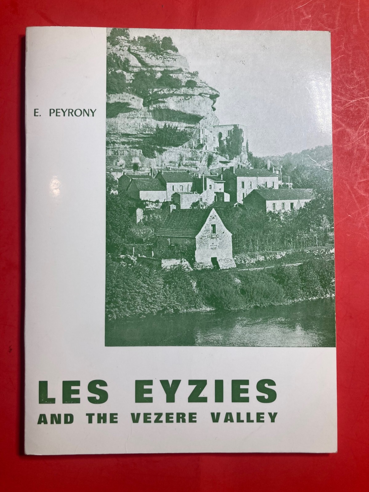 LES EYZIES AND THE VEZERE VALLEY PEYRONY 70 PAGES
