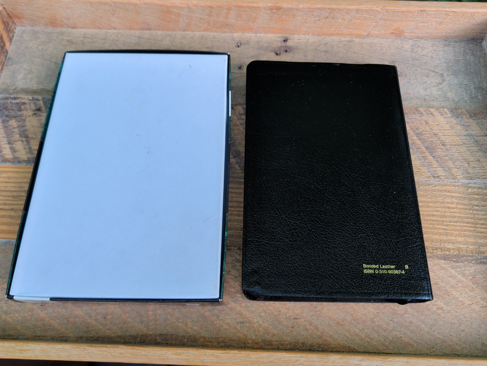 Classic 1984 NIV Thinline Black Bonded Leather Made in Belgium Red Letter Clean