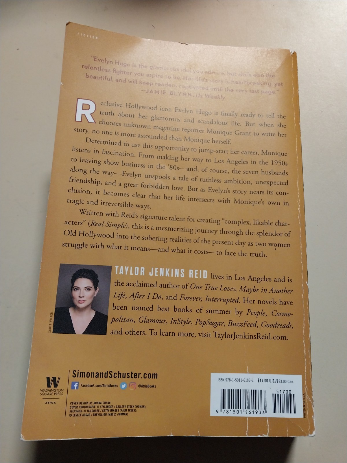 the seven husbands of evelyn hugo by taylor jenkins reid (paperback book)