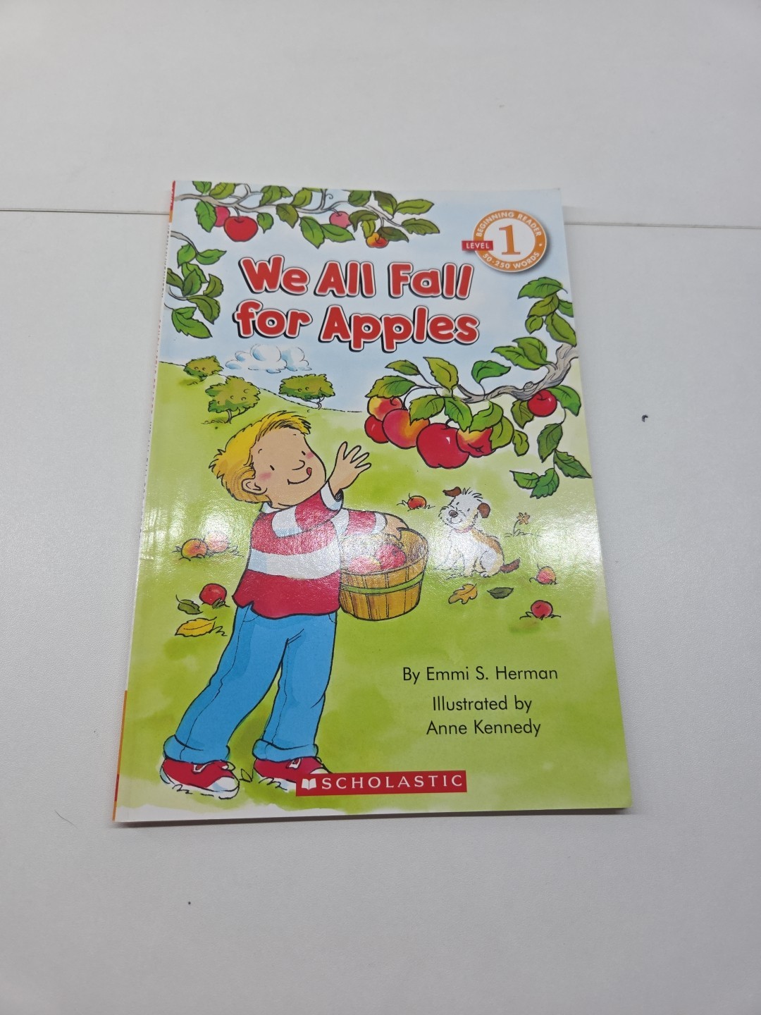 We All Fall for Apples by Emmi S. Herman (2006, Trade Paperback)