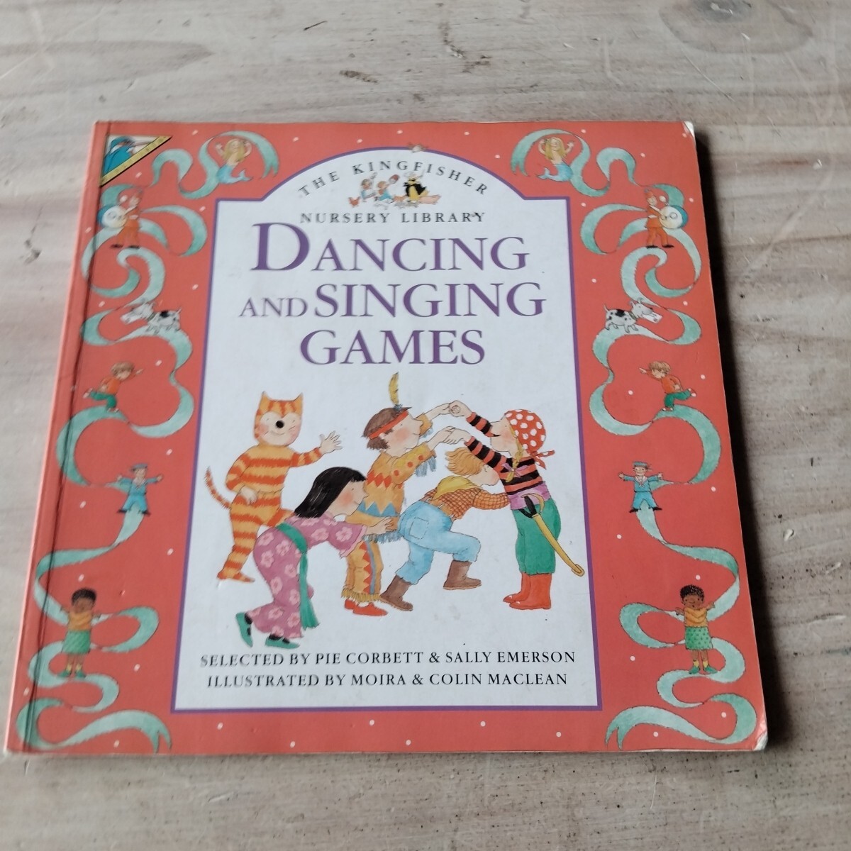 DANCING AND SINGING GAMES BOOK (PIE CORBETT & SALLY EMERSON) 22CM X 22CM