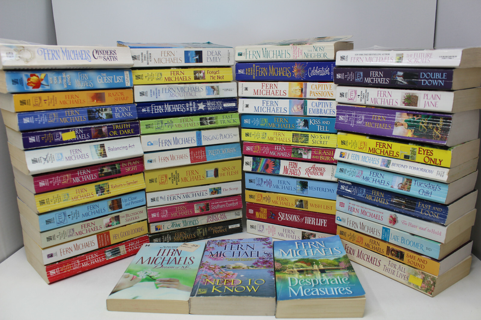 Lot of 10 Fern Michaels Paperback Books Random Mix – Free Shipping