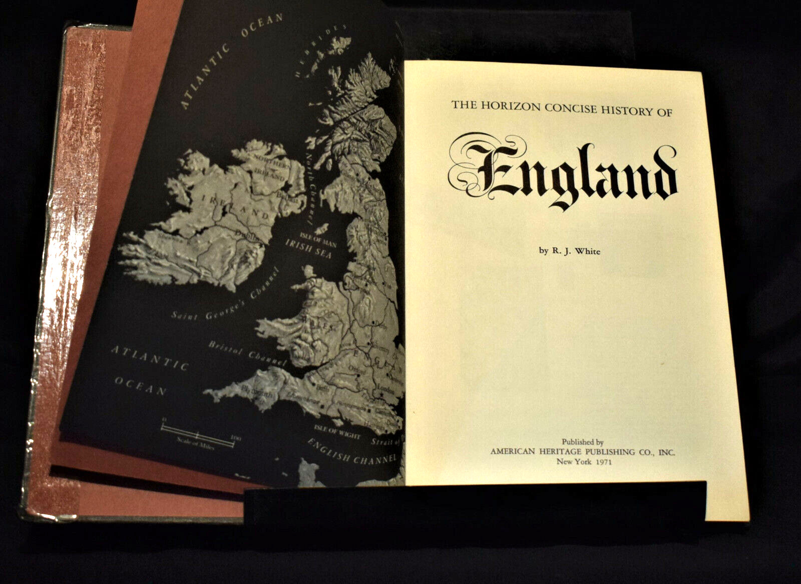 Horizon Concise History of England by R.J. White (1971) 219 pages Ex-Library HC
