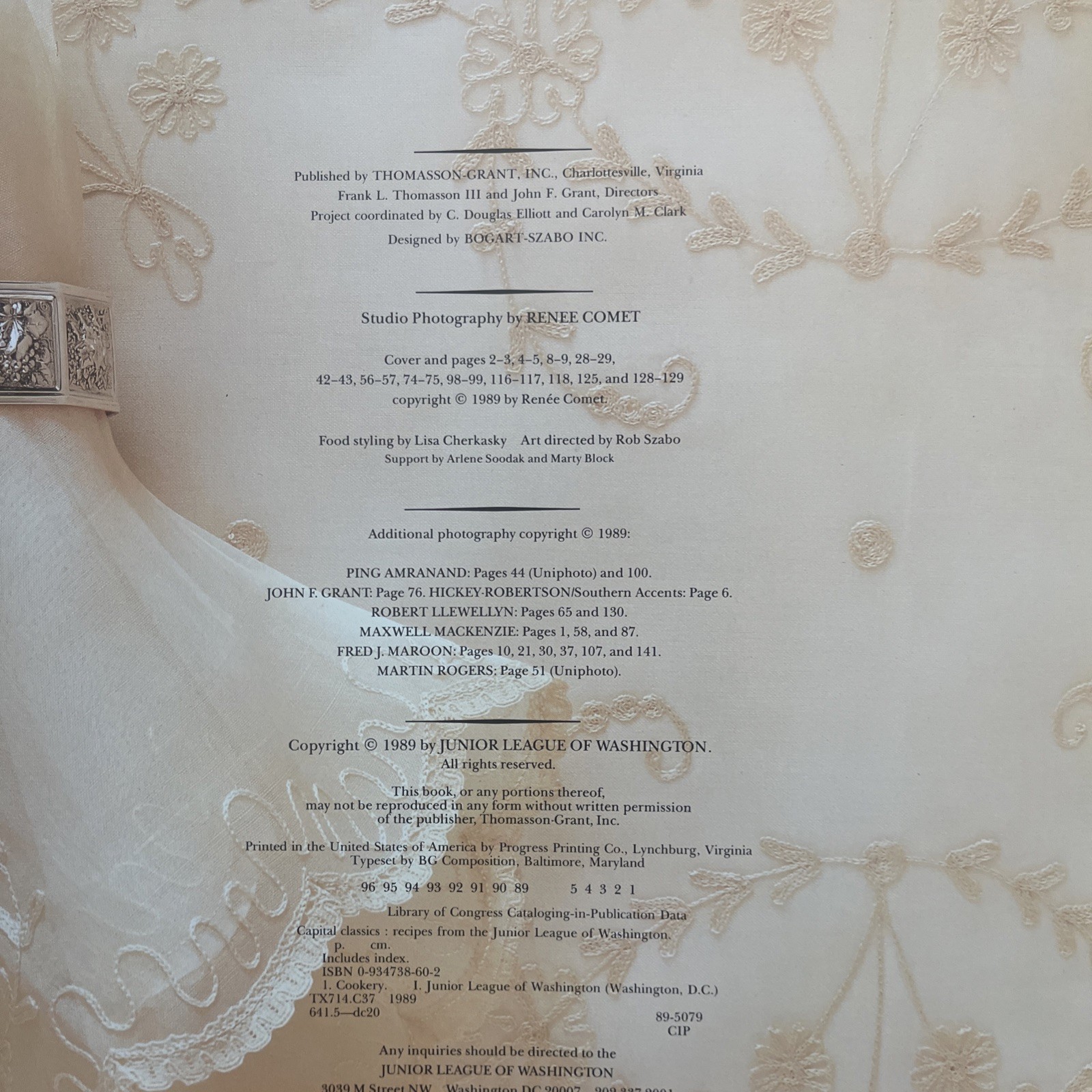 Capital Classics : Recipes from the Junior League of Washington by D.C.) -1989