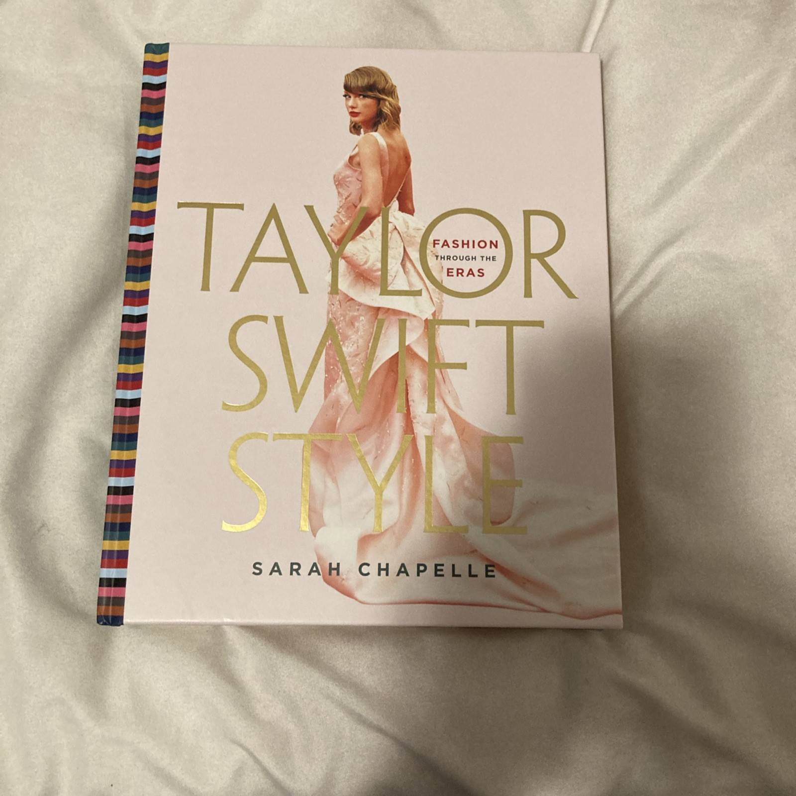 Taylor Swift Style : Fashion Through the Eras by Sarah Chapelle (2024,…