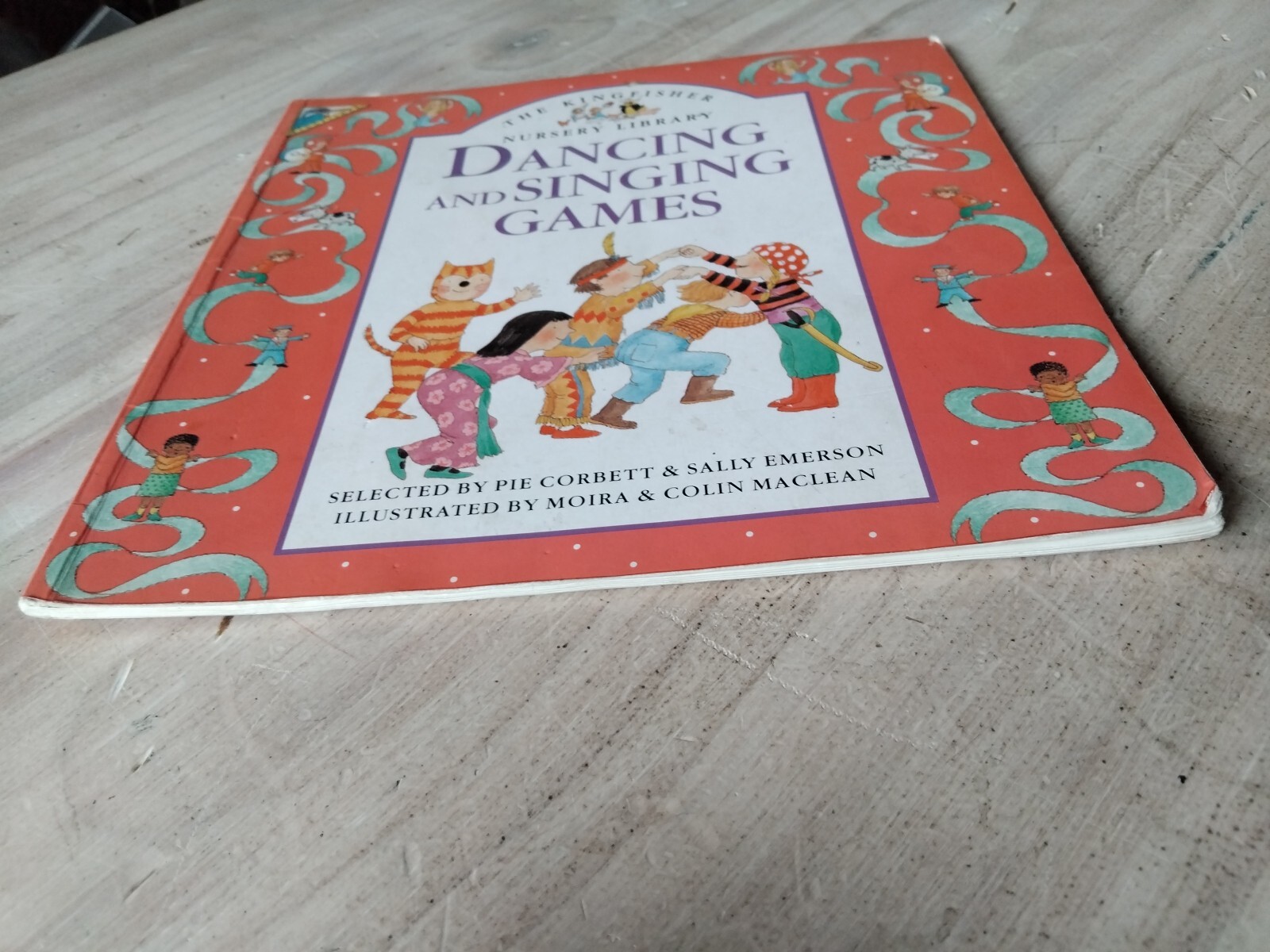 DANCING AND SINGING GAMES BOOK (PIE CORBETT & SALLY EMERSON) 22CM X 22CM