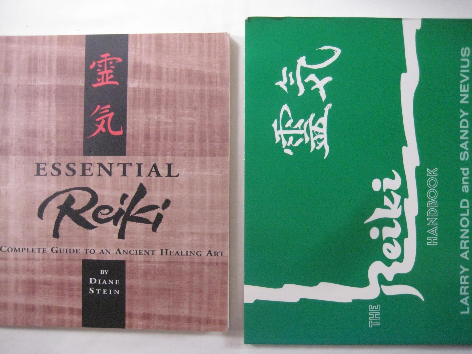 Lot 2 books Essential Reiki Diane Stein + Handbook L. Arnold + S. Nevius