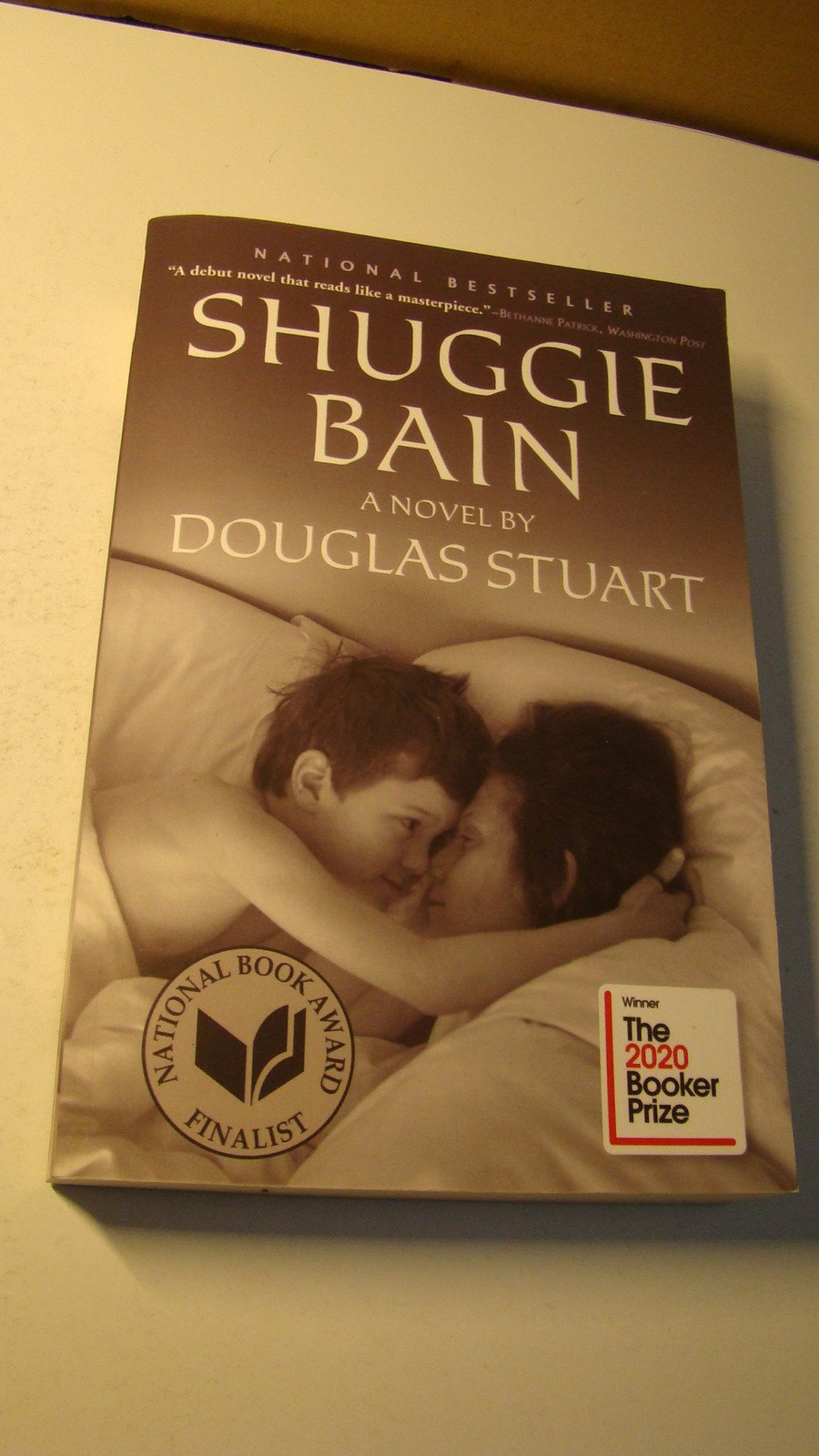 SHUGGIE BAIN NOVEL LARGE PAPERBACK BOOK DOUGLAS STUART 2020 BOOKER PRIZE