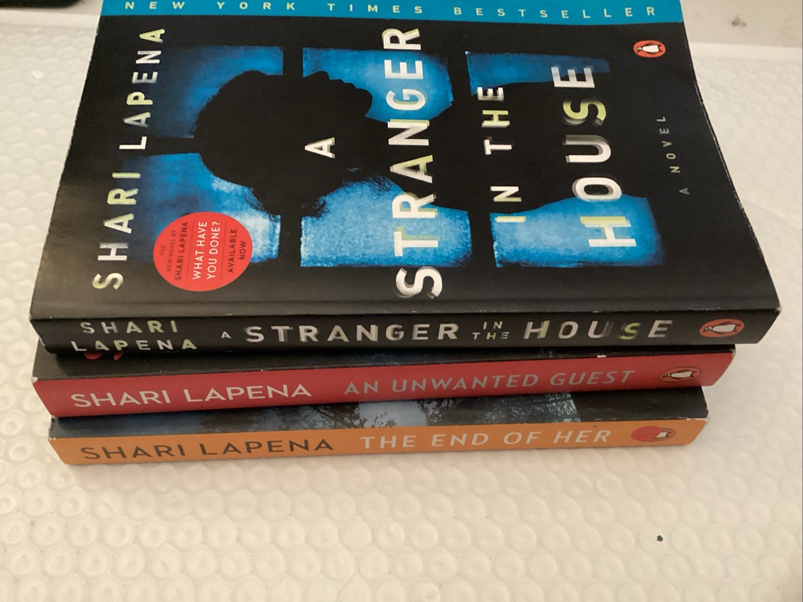 LOT 3 PB SHARI LAPENA UNWANTED GUEST THE END OF HER STRANGER IN THE HOUSE