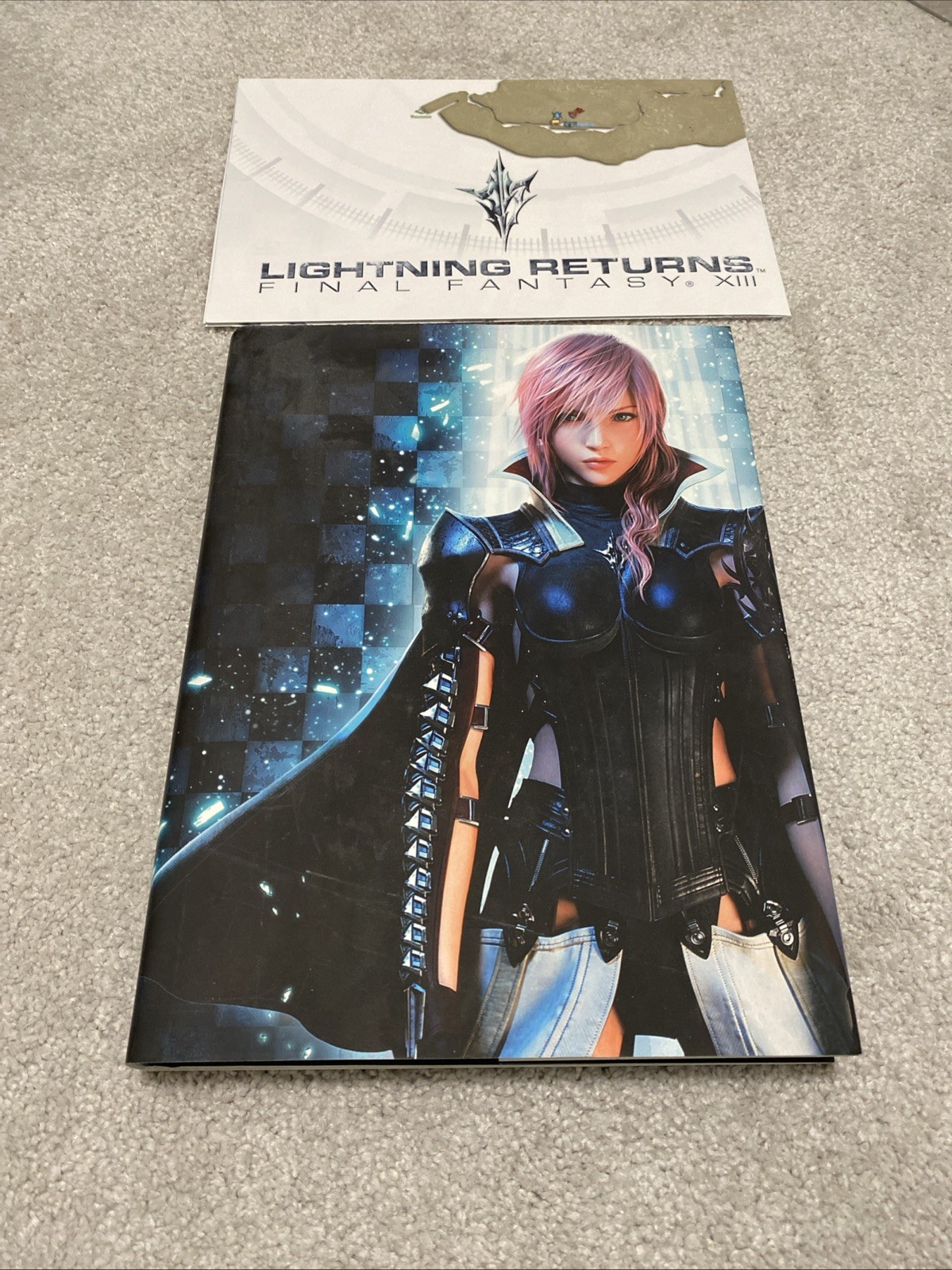 Lightning Returns: Final Fantasy XIII Collectors Hardcover Strategy Guide+Poster