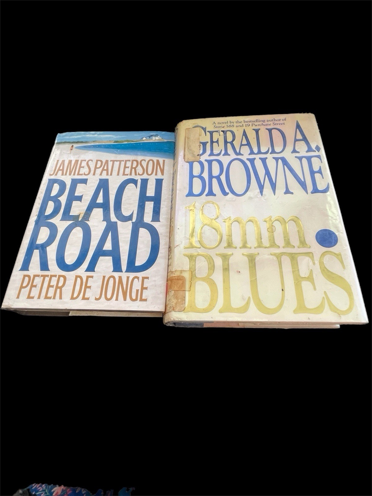 € Two Hardback Novels ( 18mm Blues 1993 /Beach Road 2006 Peter De Jonge )