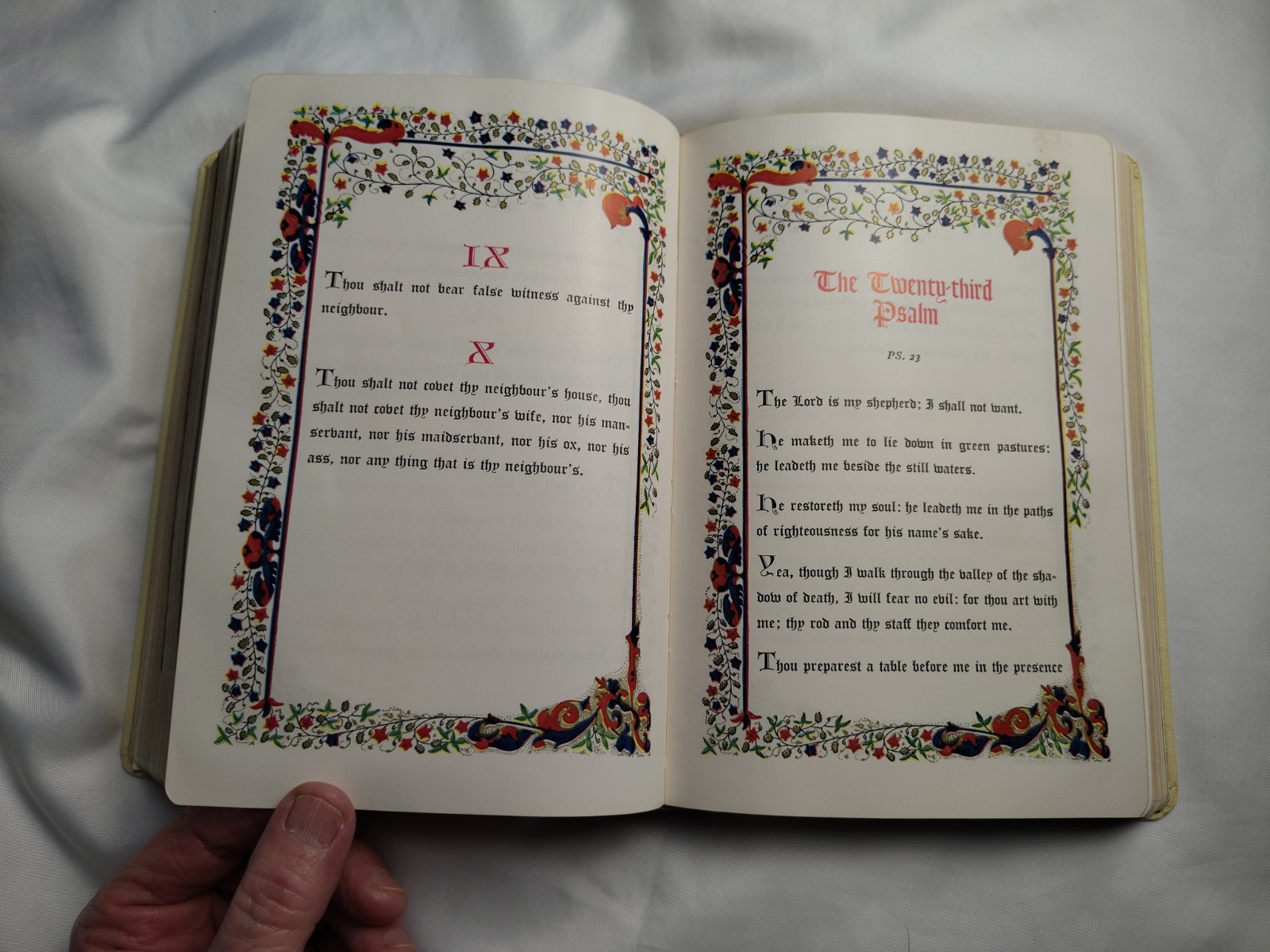 Holy Bible KJV Memorial Edition 1962 White Self Pronouncing American Legion Gilt